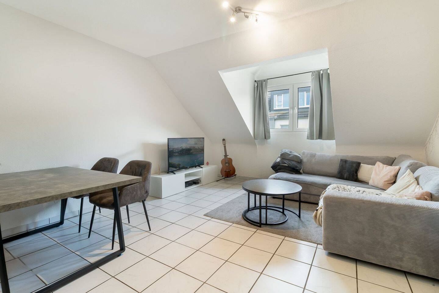 2-Zimmer-DG-Wohnung zur Eigennutzung mit Stellplatz in Köln-Rath, 51107 Köln (Kalk)