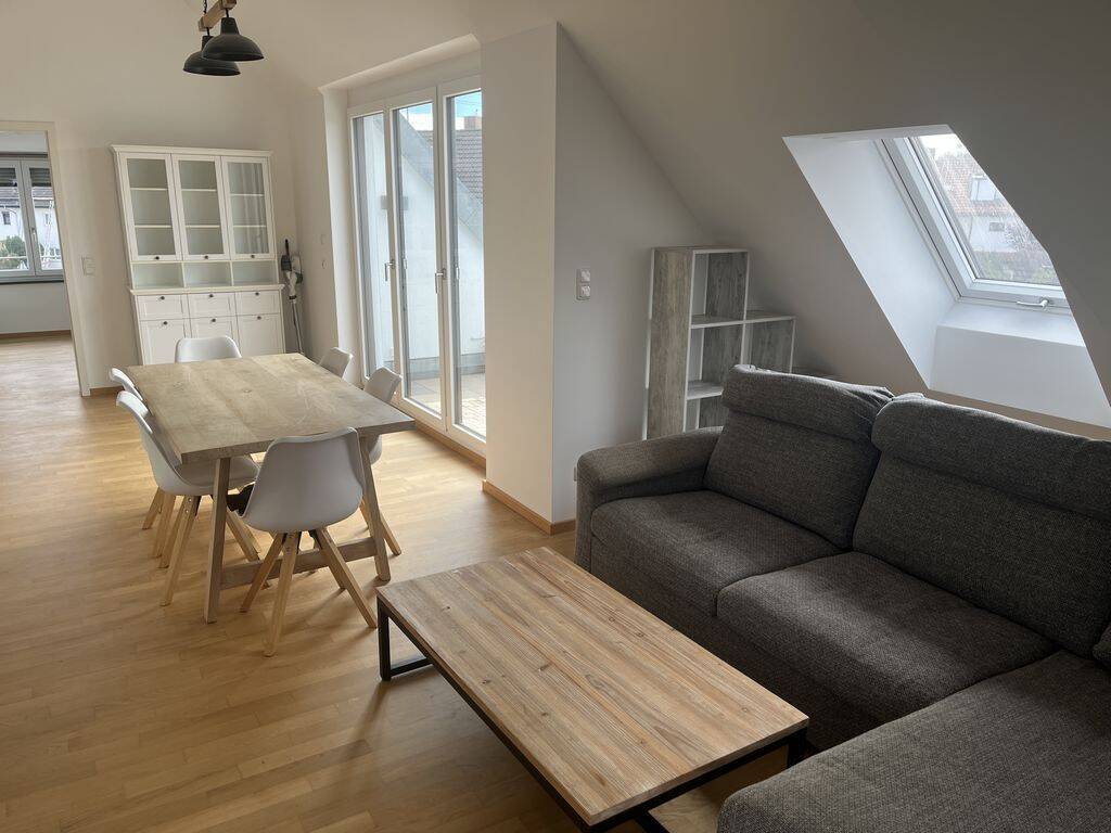Unterhaching: Hochwertig möblierte 4-Zi.DG.-Whg.mit Terrasse, modern, komfortabel und bezugsfertig., 82008 Unterhaching