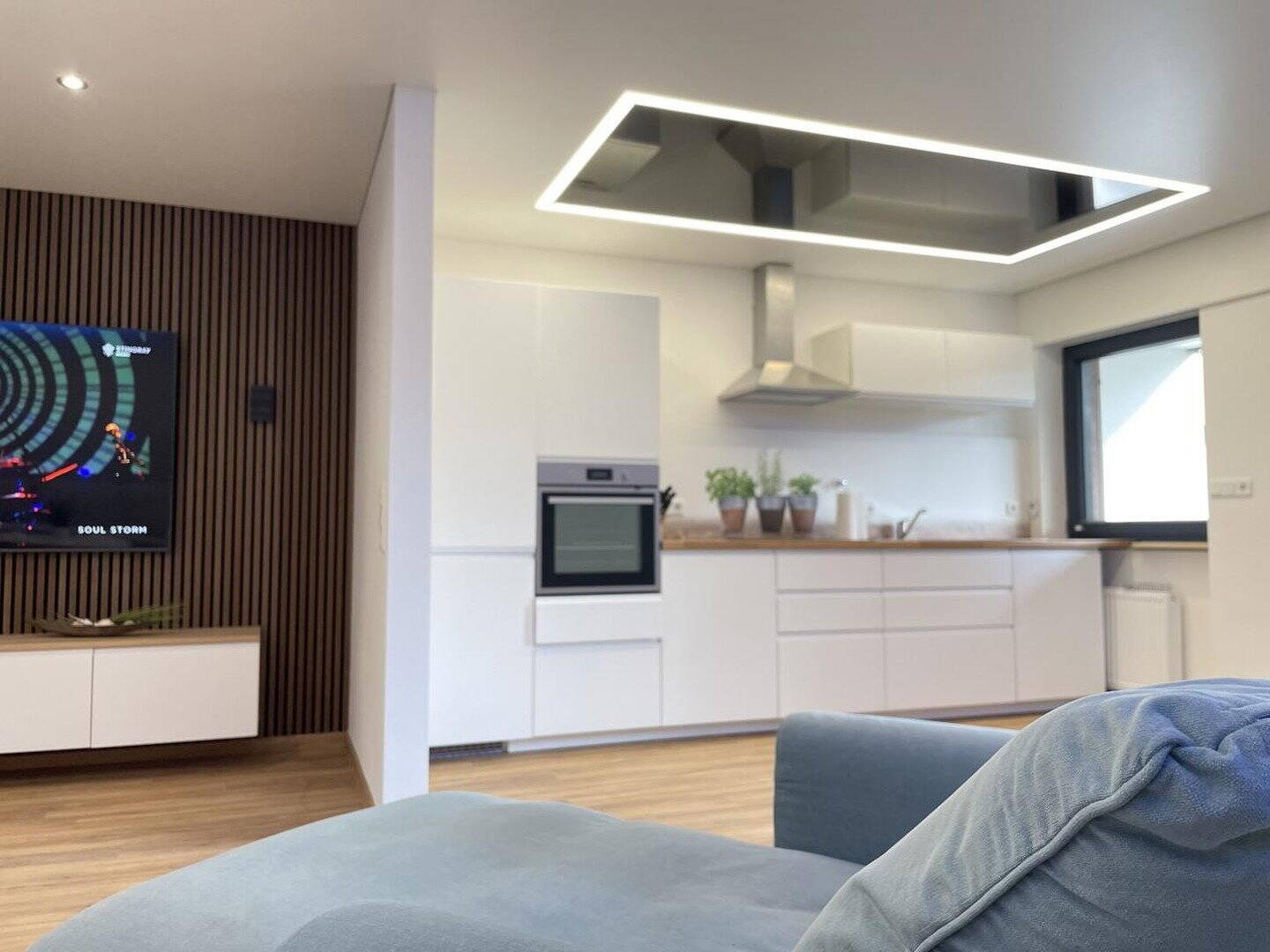 Geschmackvolle, vollst. renovierte 2-Raum-Wohnung mit geh. Innenausstattung mit Balkon und EBK, 40724 Hilden