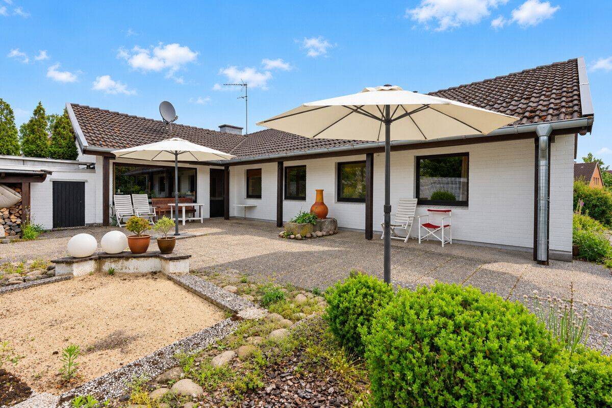 (Reserviert) Zeitlose Moderne auf einer Ebene: Architekten-Bungalow auf großem Grundstück, 33189 Schlangen