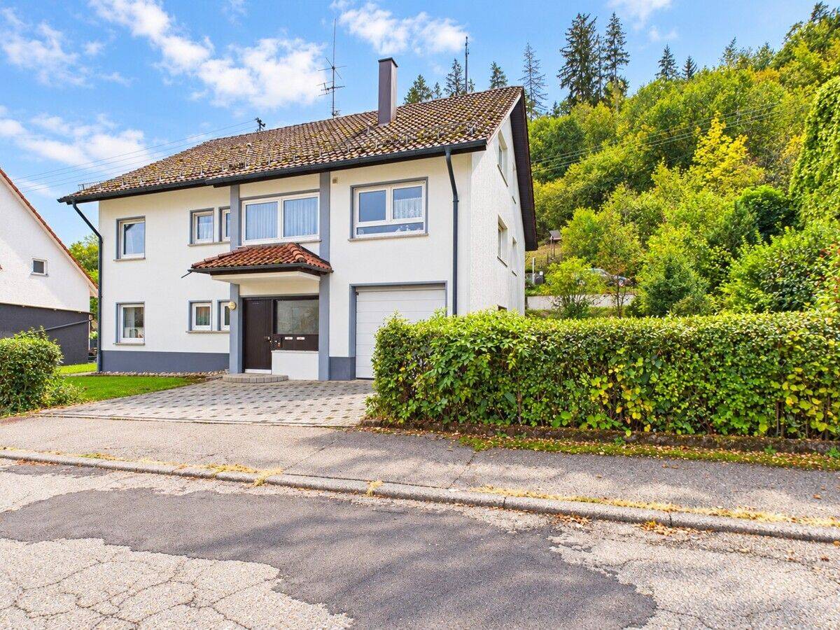 Wohnen mit Freiraum – Haus mit Einliegerwohnung und Gartenglück, 78736 Epfendorf