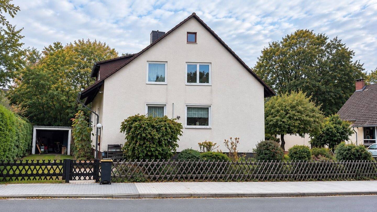 Modernisierungsbedürftiges Ein-bis Zweifamilienhaus mit großem Grundstück und Garage, 30559 Hannover