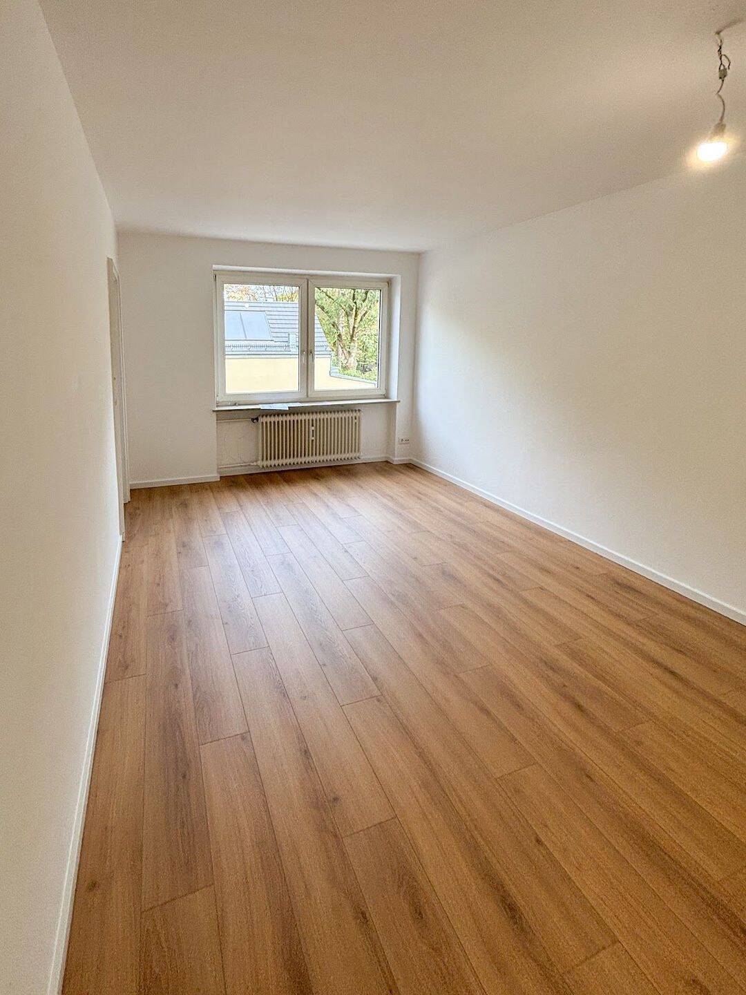 Ruhig, aber zentral: 1-Zimmer-Wohnung mit saniertem Bad und separater Küche, 80807 München (Milbertshofen-Am Hart Schwabing-Freimann)