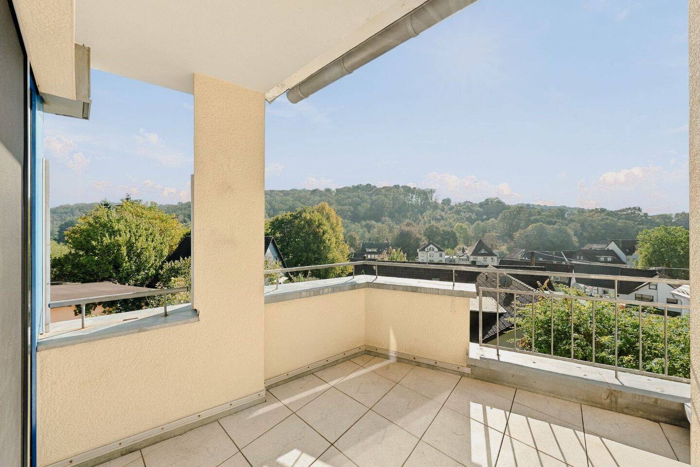 Wohnen mit Weitblick. Bezugsfertige 3-Zimmer Wohnung mit Loggia in Kürten, 51515 Kürten