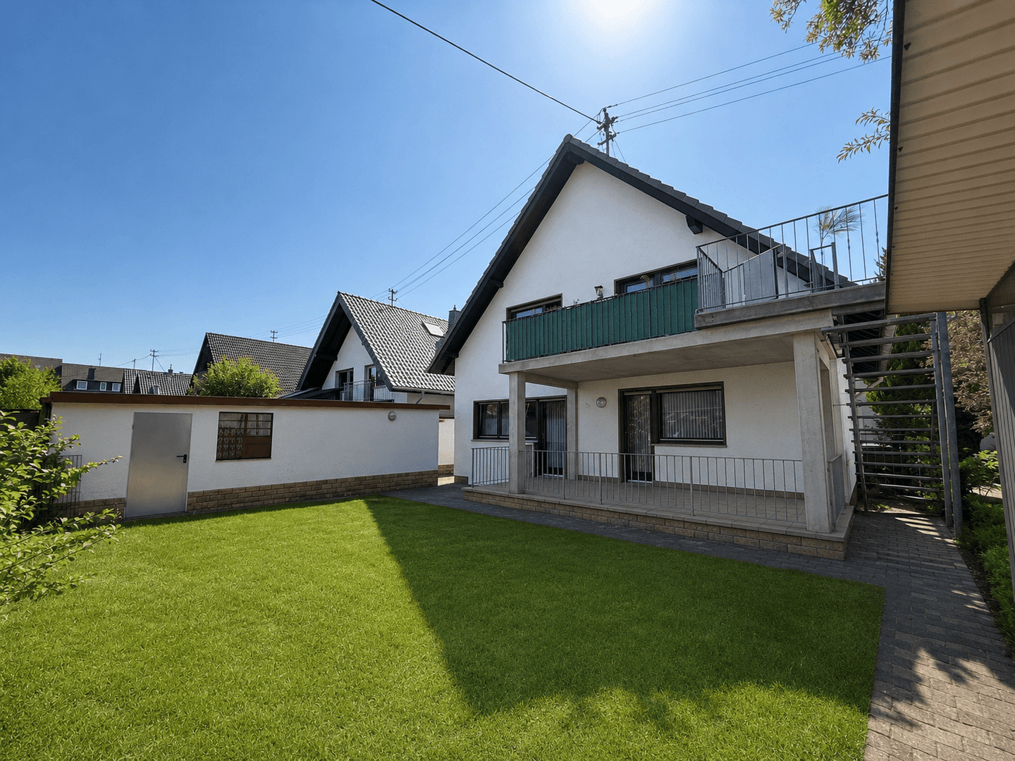 Freistehendes Zweifamilienhaus mit Garage in Niederkassel-Rheidt, 53859 Niederkassel