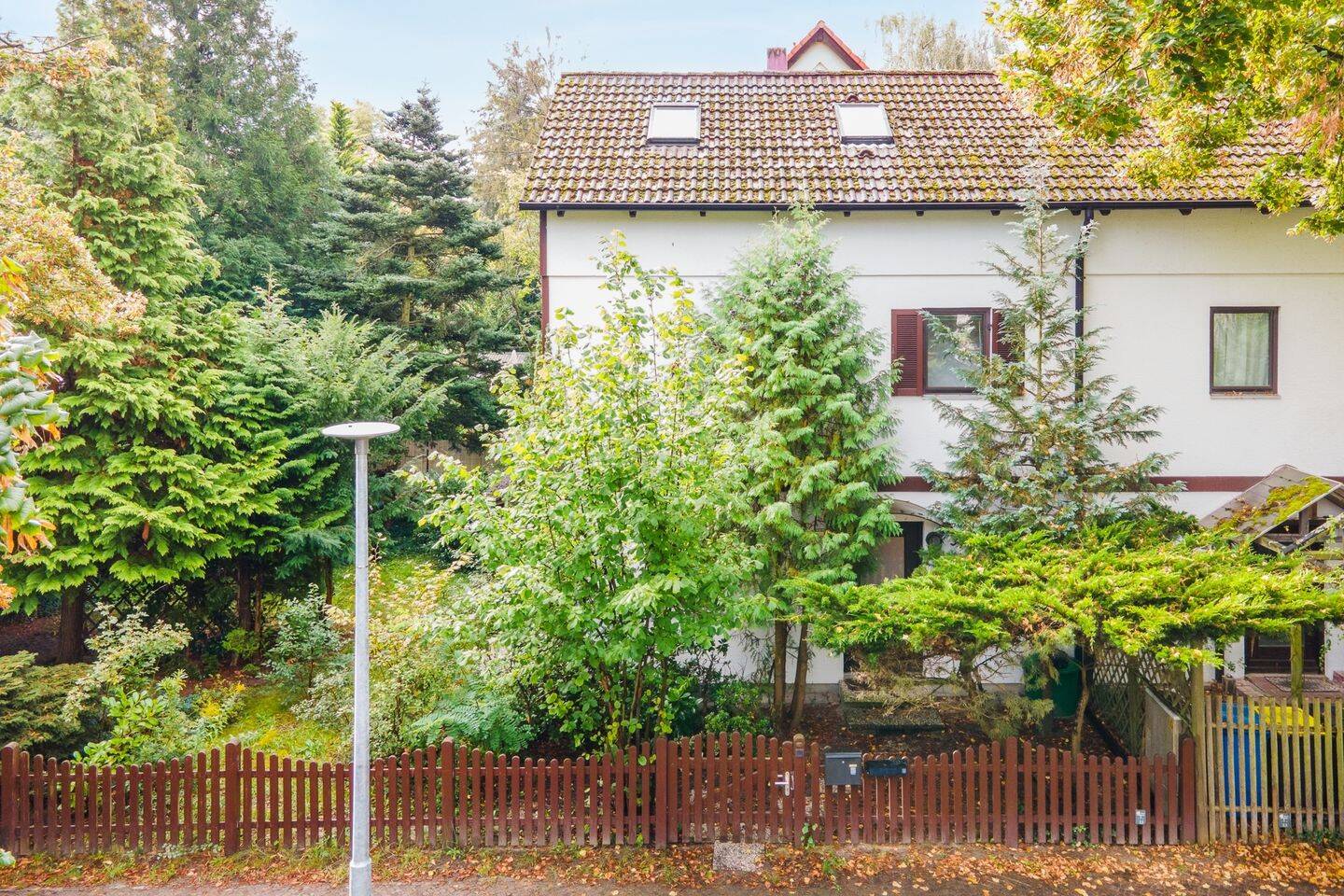 Renovierte Doppelhaushälfte bahnhofsnah in Lichtenrade: Mit Einbauküche, ausgebautem Dach u.v.m., 12307 Berlin (Tempelhof-Schöneberg Lichtenrade Marienfelde)
