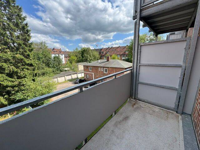 HH-BERGEDORF/Neuer Weg/ helle, gepflegte 2,5 Zi.-Whg. 60m², gr. Balkon, Dielenboden, EBK, € 800,- inkl. zzgl. Hzg., 21029 Hamburg (Bergedorf Altengamme Curslack)