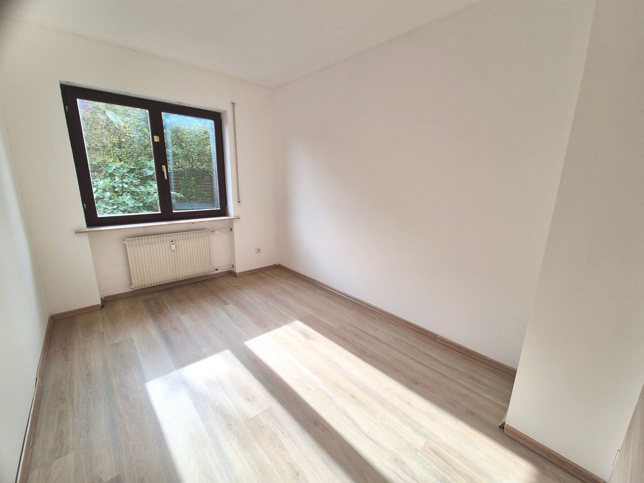 Schön geschnittene 5 Raumwohnung mit Garage, Balkon, Garten und Wintergarten, 97270 Kist