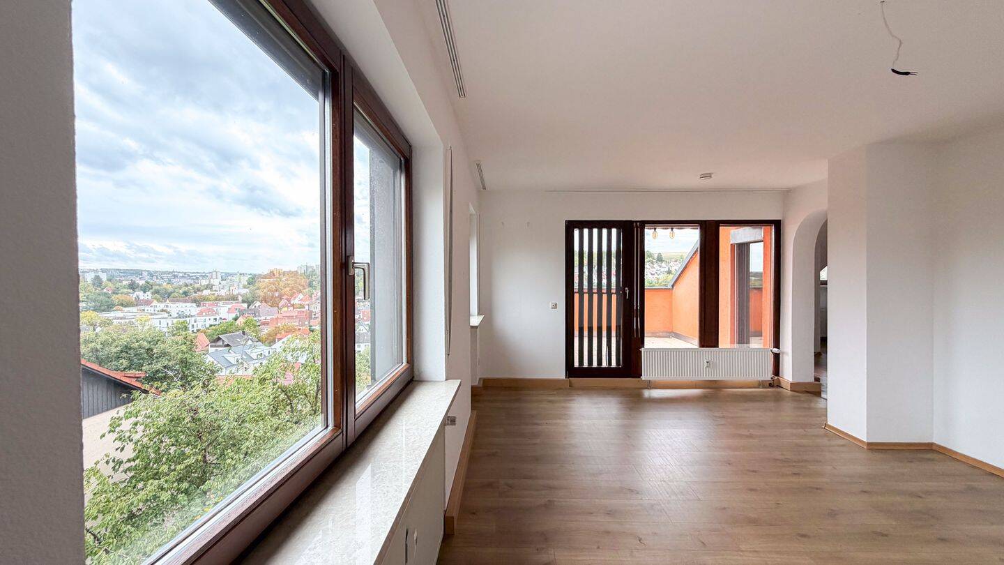 Über den Dächern von Versbach – 2-Zimmer-Wohnung mit großer Dachloggia und schönem Ausblick, 97078 Würzburg (Grombühl Lindleinsmühle Versbach)
