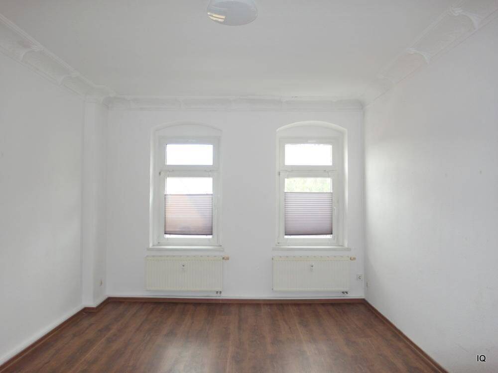 Geräumige 3-Zimmer-Wohnung mit Laminatboden, einfacher Einbauküche & Bad mit Badewanne, 1591 Riesa