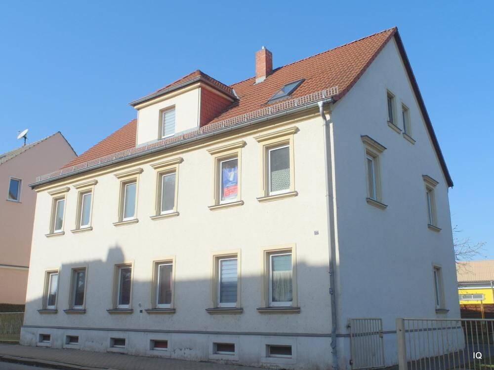 Preiswerte 3-Zimmer-Wohnung mit Laminatboden „Dielenoptik“, separater Küche und Bad mit Dusche, 1591 Riesa