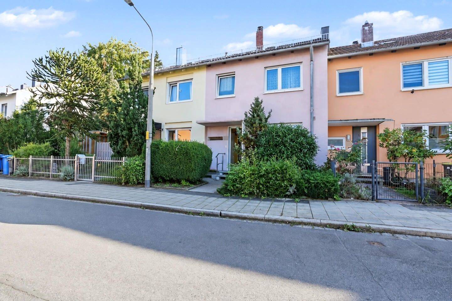 Reihenhaus mit Garten, Garage und Ausbaupotenzial in Nürnberg-Röthenbach b. Schweinau, 90451 Nürnberg (Eibach Hafen Maiach Reichelsdorf Röthenbach bei Schweinau)