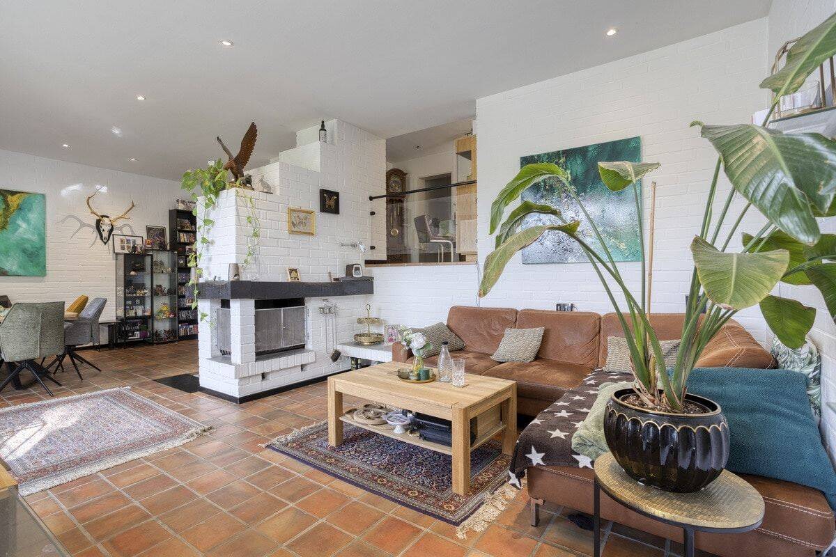 Wohnen mit Stil: Entdecken Sie Ihre großzügige Maisonette mit Terrasse, Balkon, Kamin und zwei Garagen!, 42719 Solingen (Gräfrath Merscheid Solingen-Mitte Wald)