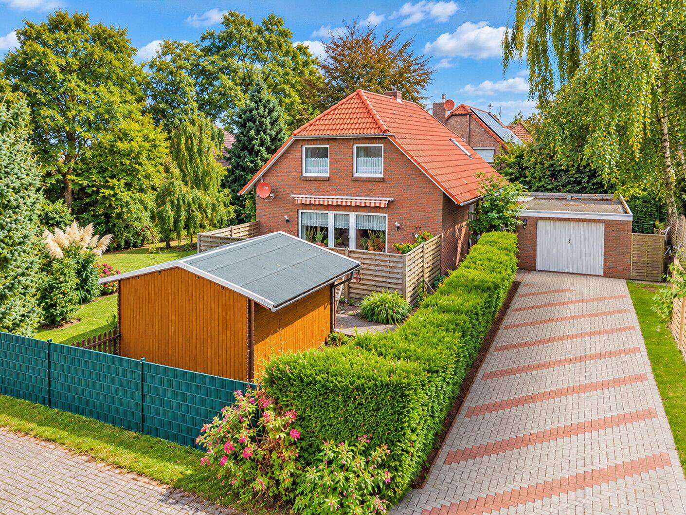 Gepflegtes Einfamilienhaus mit zwei Garagen in ruhiger Siedlungslage von Hage, 26524 Hage