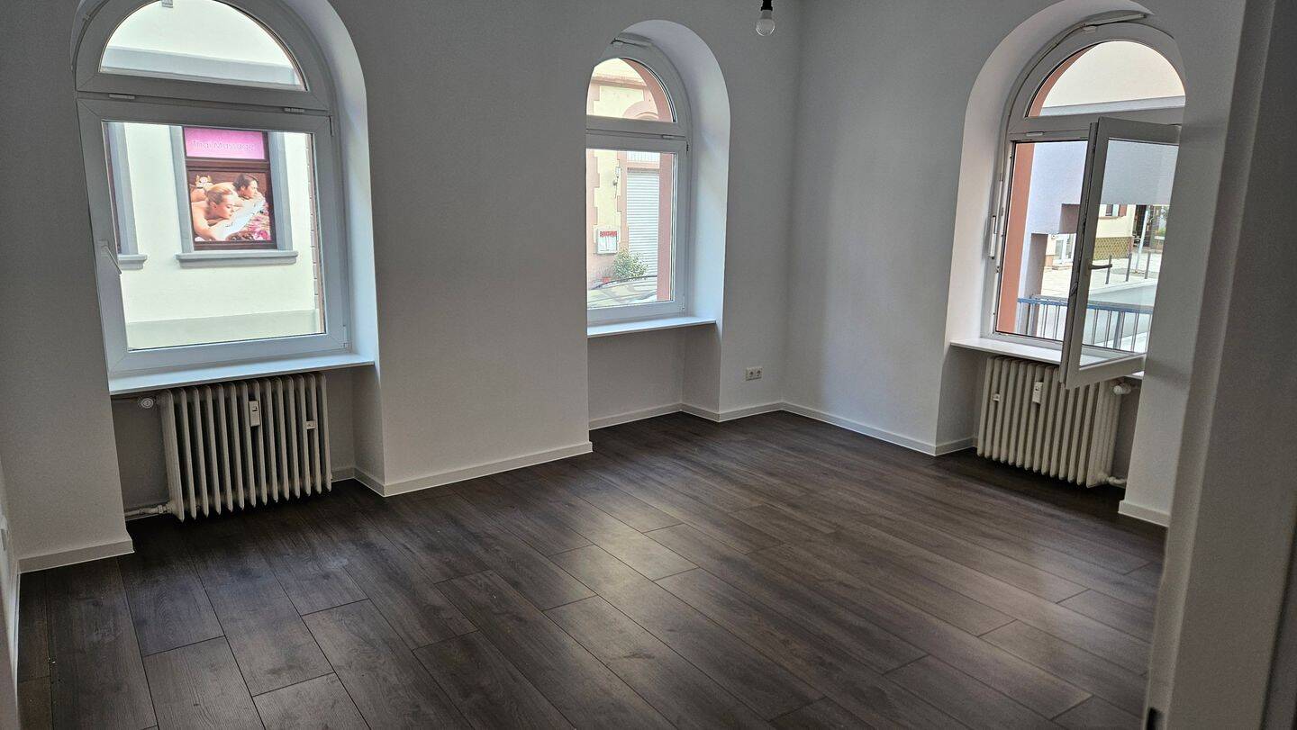 Wohnen im Baudenkmal: komplett sanierte 3-Zimmer-Altbauwohnung mit Rundbogenfenstern in Bad Vilbel, 61118 Bad Vilbel