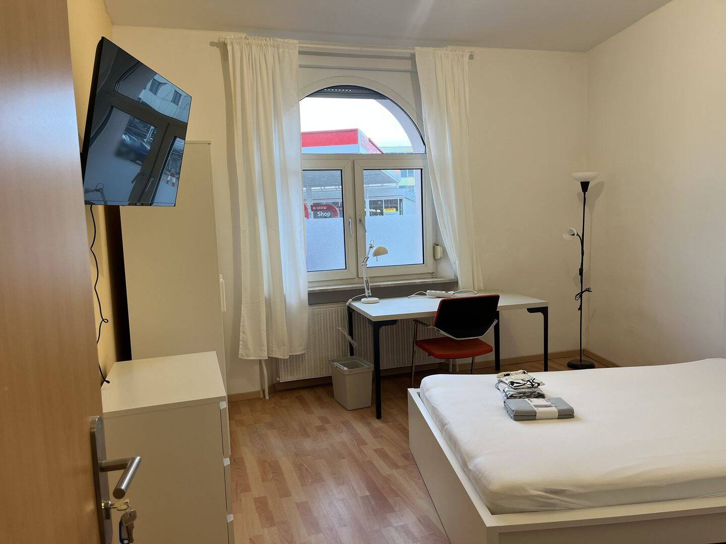 WG-Zimmer 16 m²: 2 Monate 499 €, danach 549 € warm inkl. Strom & WLAN, 90425 Nürnberg