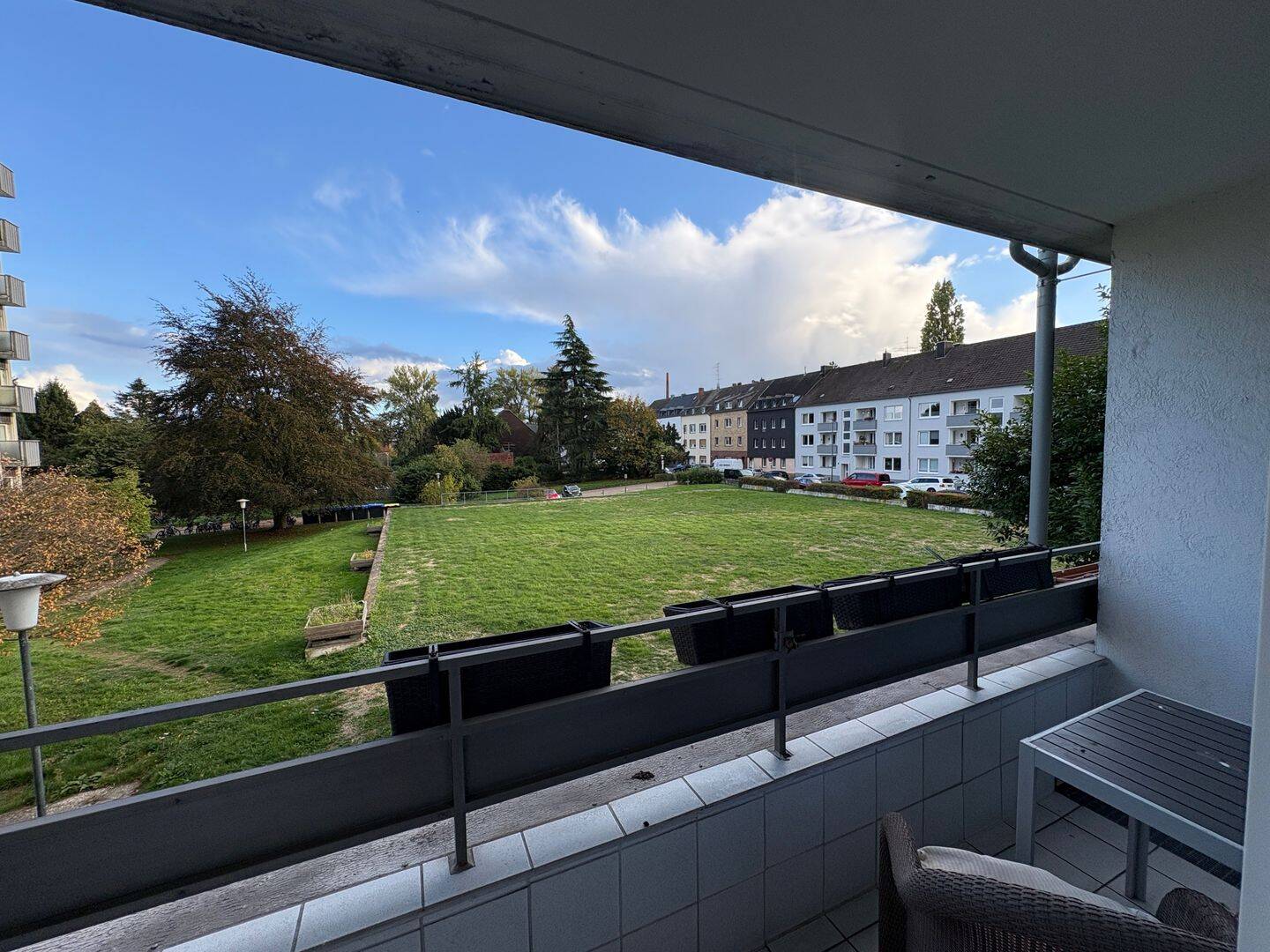 Gepflegte 2-Zimmer-Wohnung mit modernem Bad, Balkon, Aufzug & Einbauküche in Krefeld-Inrath, 47803 Krefeld