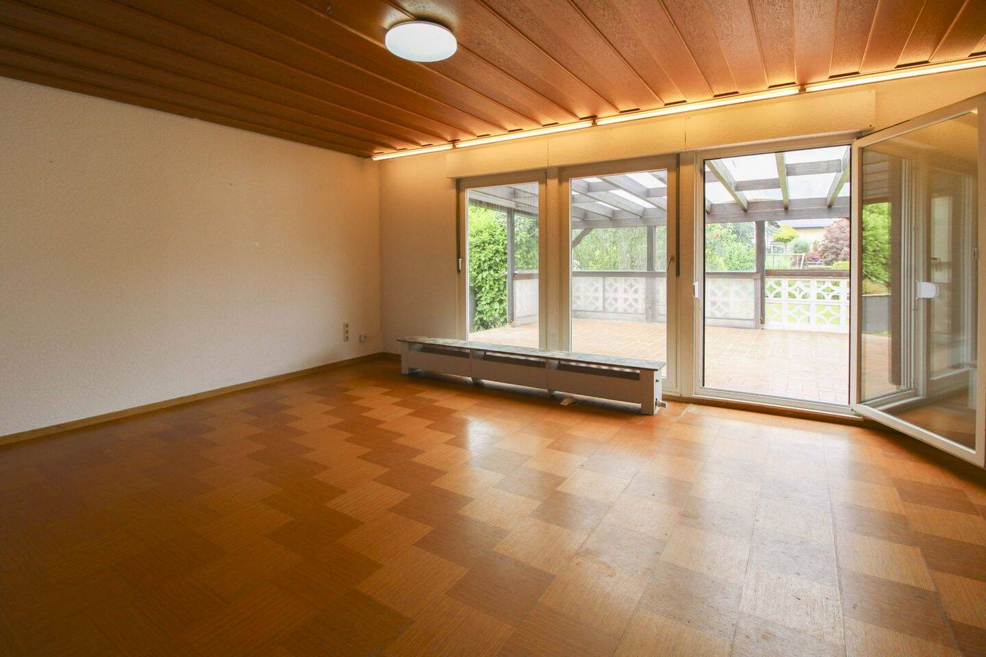 Kernsanieungsobjekt in Büchenbronn: Freistehendes Haus mit Einliegerwohnung, 75180 Pforzheim (Büchenbronn Dillweißenstein Sonnenberg Sonnenhof)