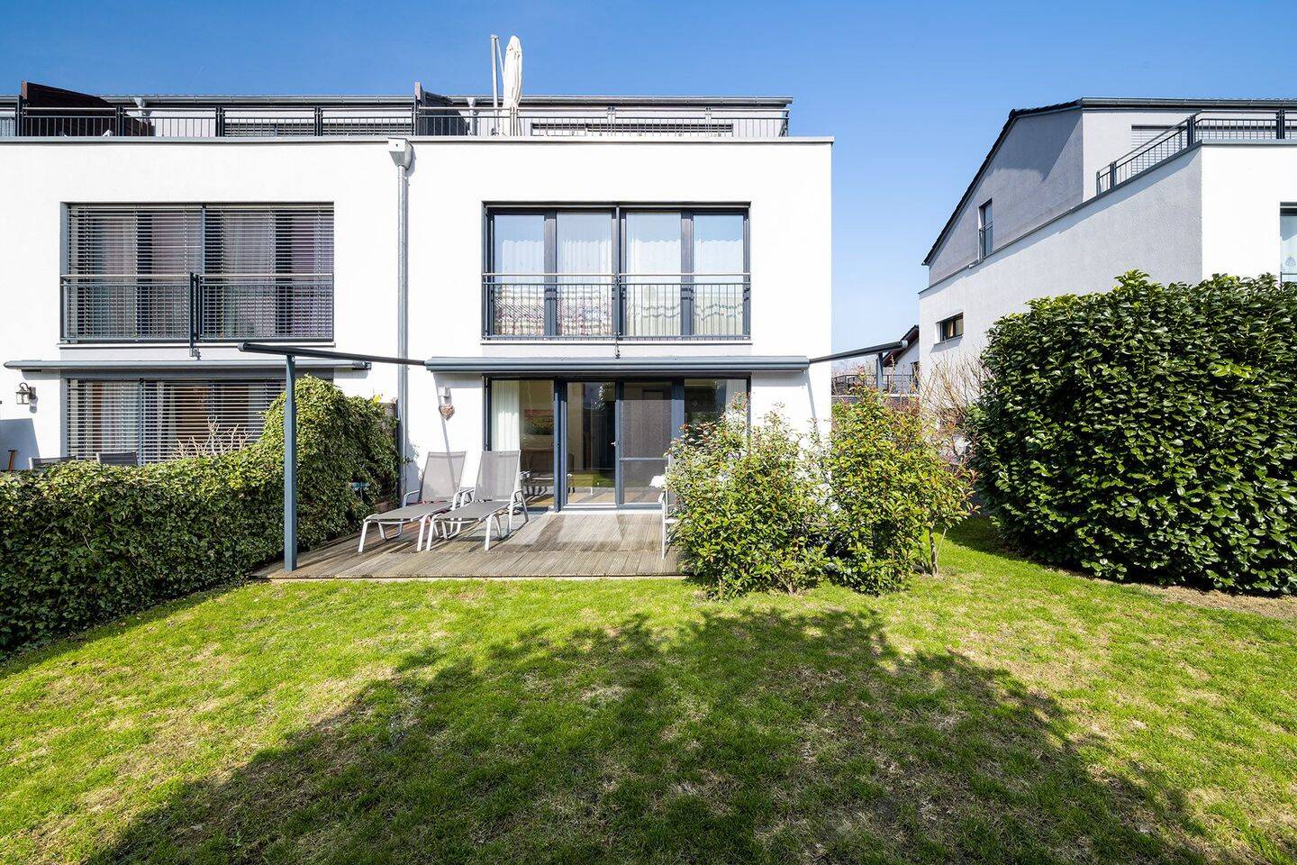 Modernes Reihenendhaus mit Geowärmeanschluss und Dachterrasse in Erding, 85435 Erding