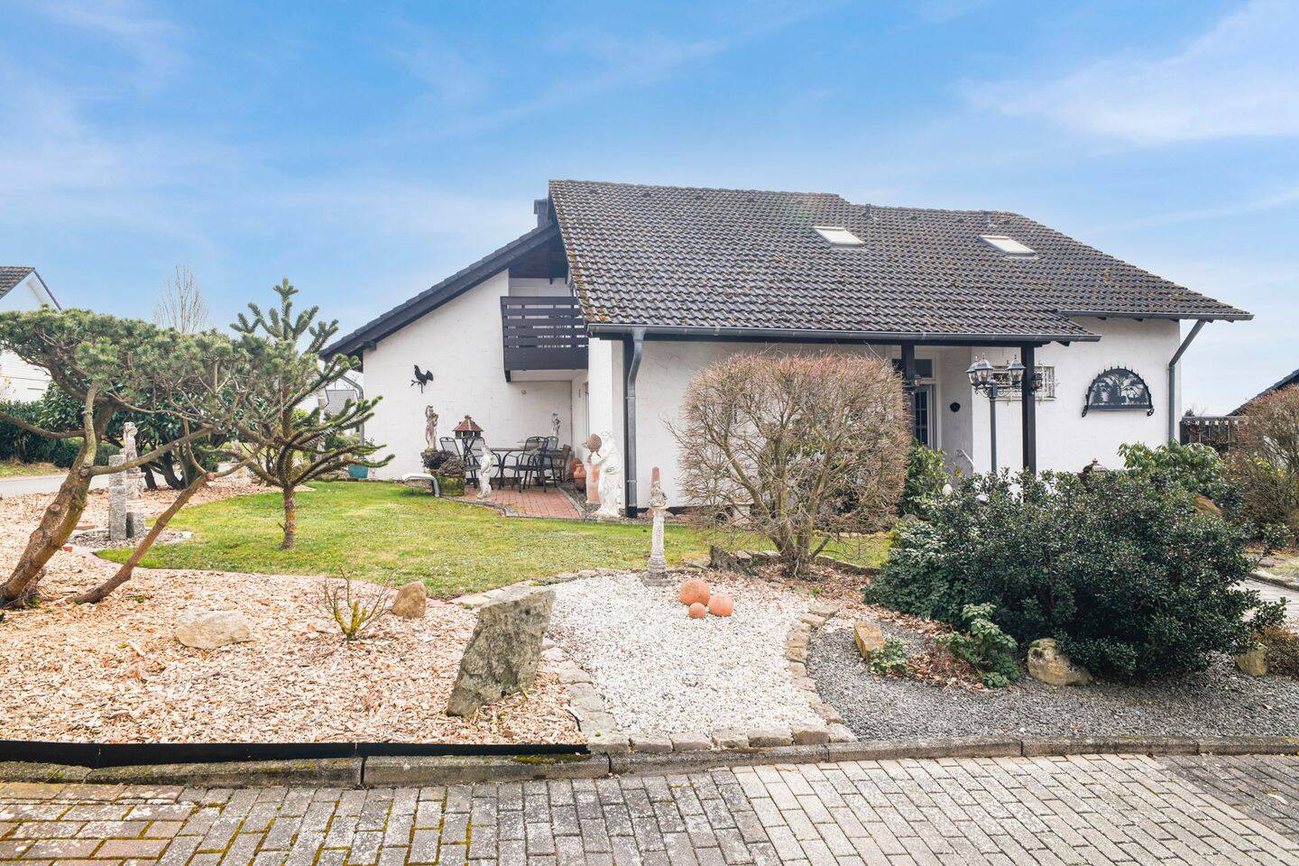 Großzügiges Zweifamilienhaus mit vermietetem Wohnbereich, ca. 890 m² Grundstück und Weitblick, 34434 Borgentreich