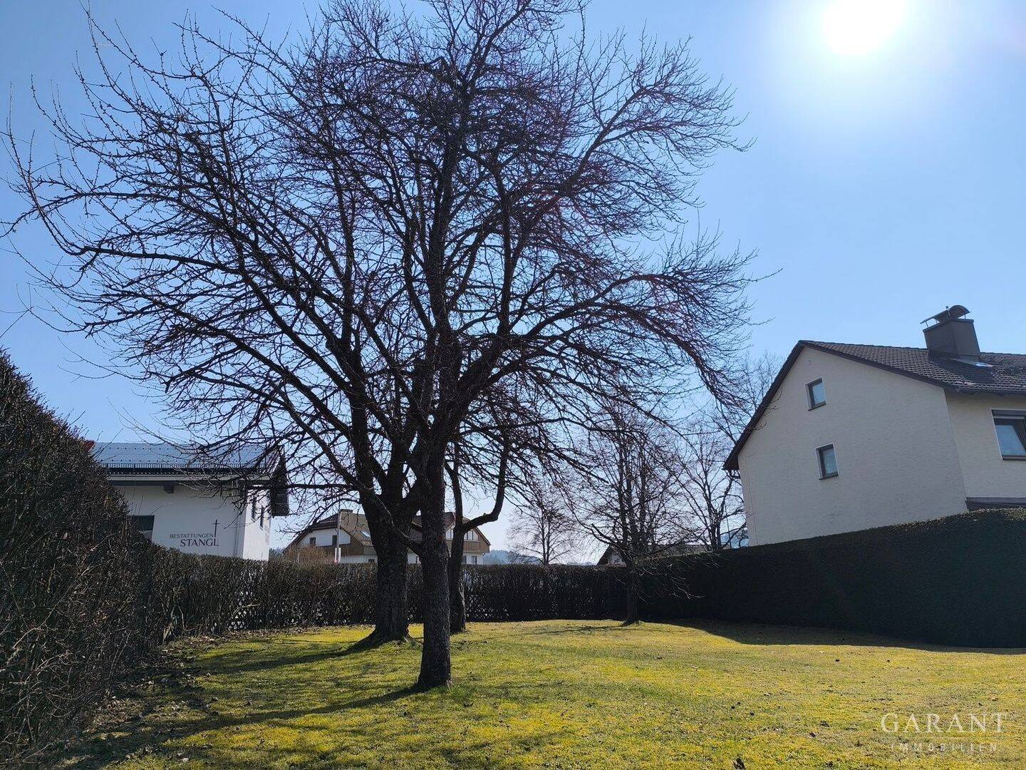 Sonniges Baugrundstück an zentraler Lage mit bestehender Doppelgarage, 94209 Regen