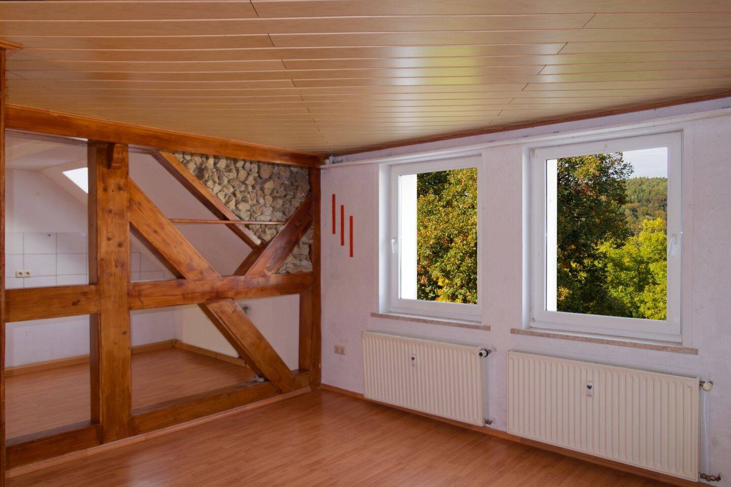 Gemütliche Etagenwohnung mit Dachschrägen, Sichtbalken und offener Küche – EBK möglich, 7973 Greiz