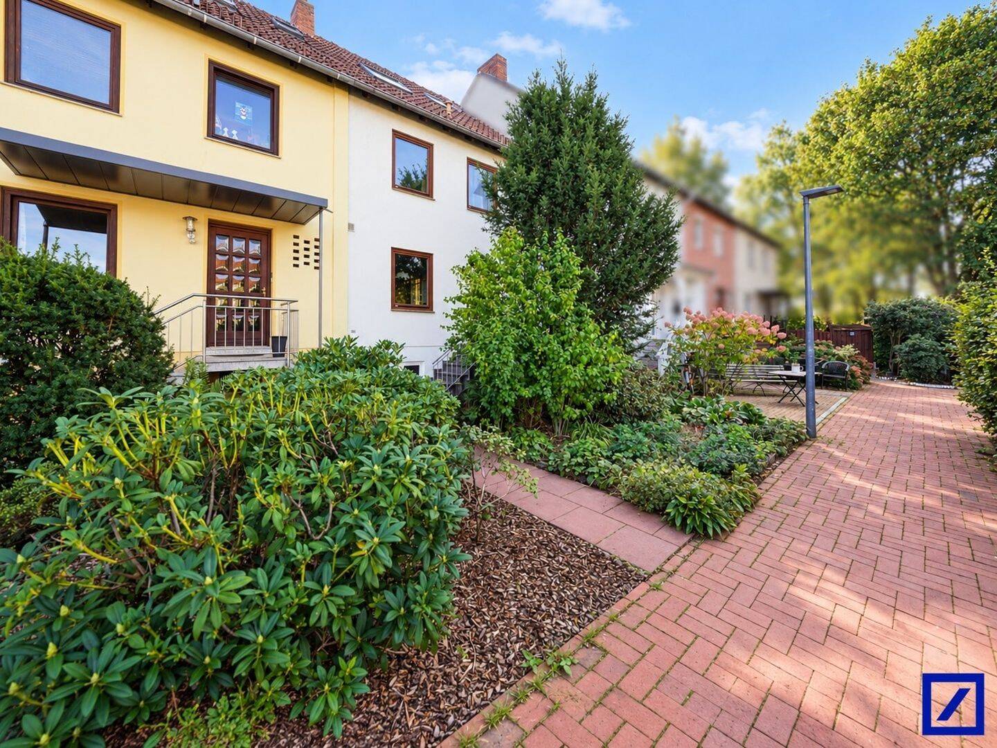 Wohnen im Stichweg: Reihenmittelhaus über drei Etagen mit Vollkeller & Garten, 28277 Bremen (Kattenesch Kattenturm)