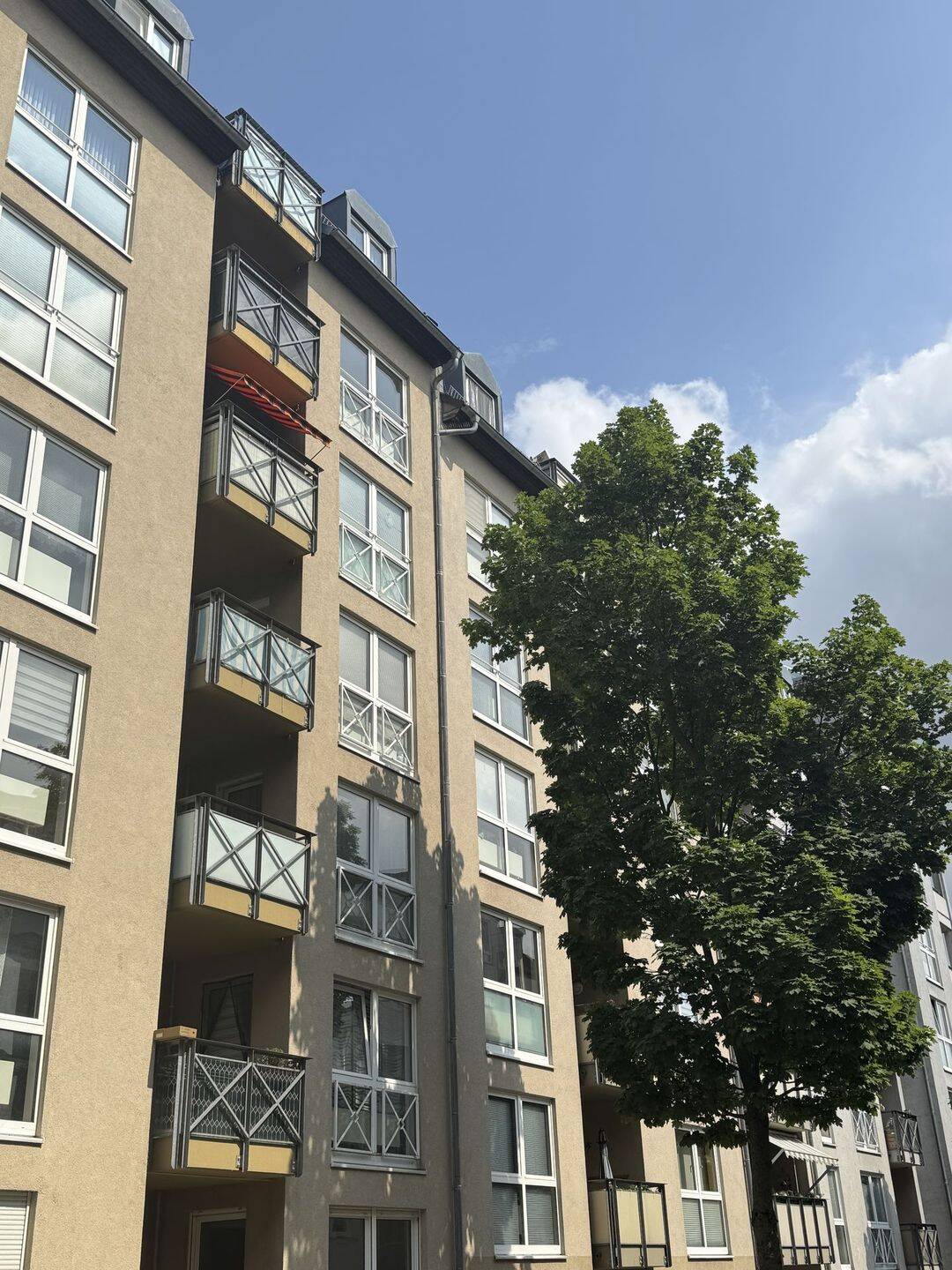 Erstbezug nach Renovierung – neue hochwertige Einbauküche, neuer Vinylboden, Loggia & Tiefgaragenstellplatz, 9113 Chemnitz
