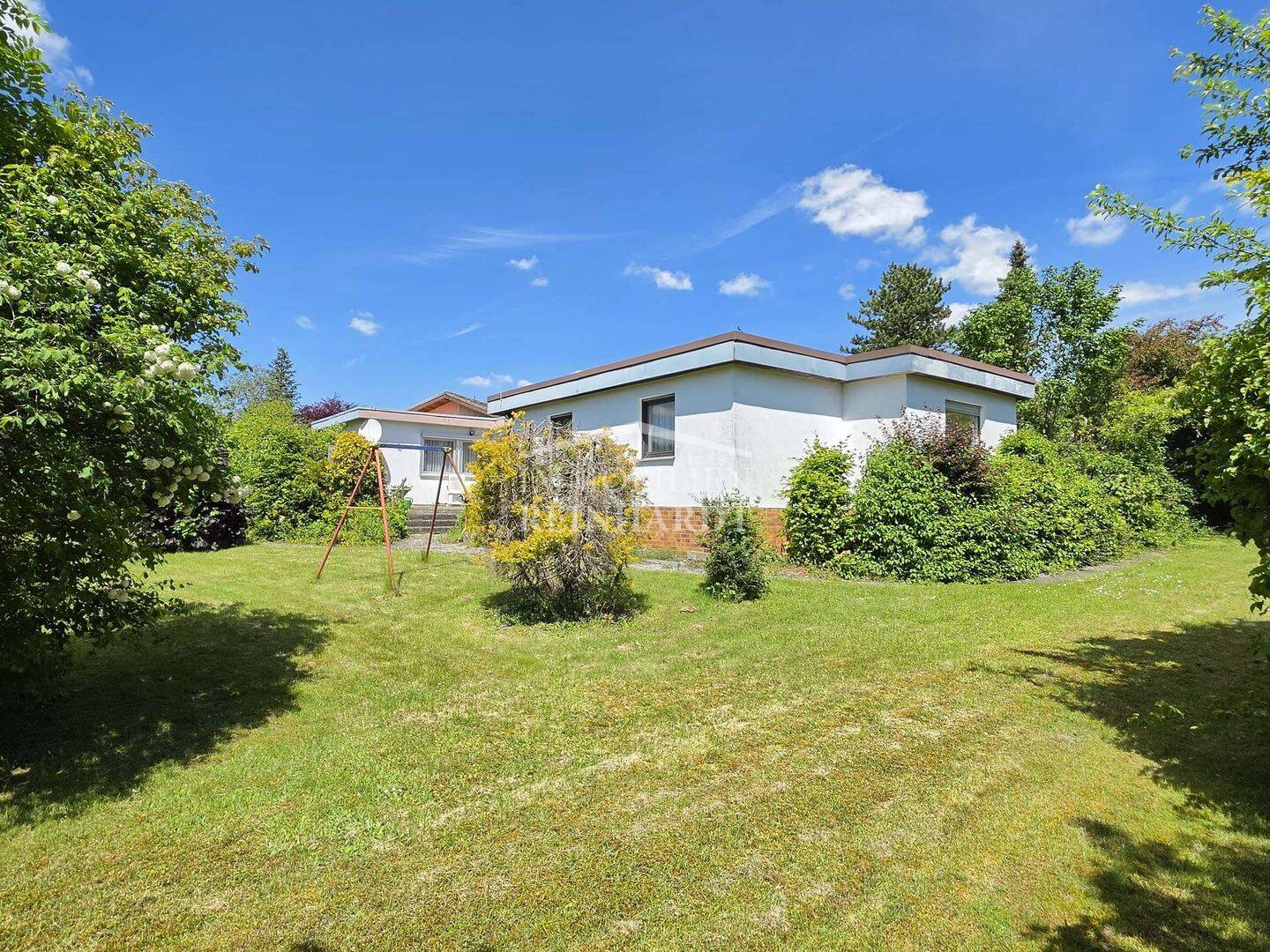 Großer Bungalow auf 1.626 m² großem Grundstück in begehrter Lage, traumhaft eingewachsen!, 96450 Coburg