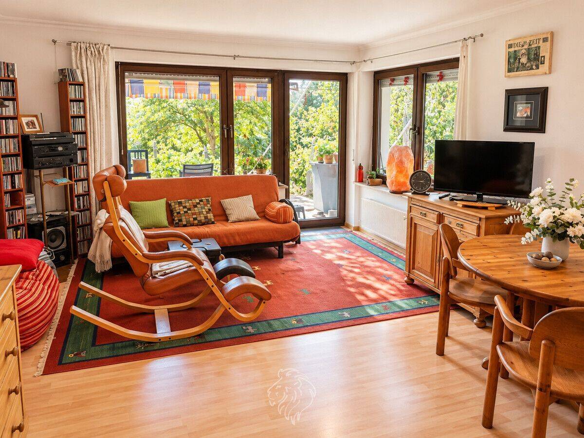 Gartenglück in Versbach: 3-Zimmer-Wohnung mit ca. 195 m² Südwestgarten & Kamin!, 97078 Würzburg (Grombühl Lindleinsmühle Versbach)