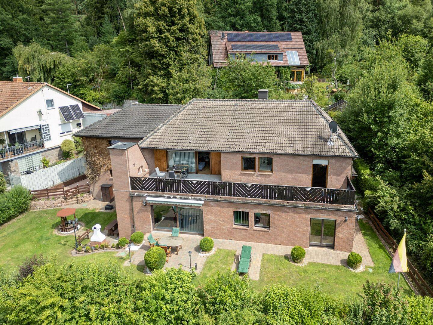 Repräsentatives Zweifamilien-/Mehrgenerationenhaus oder Einfamilienhaus mit vermieteter Einheit., 64689 Grasellenbach