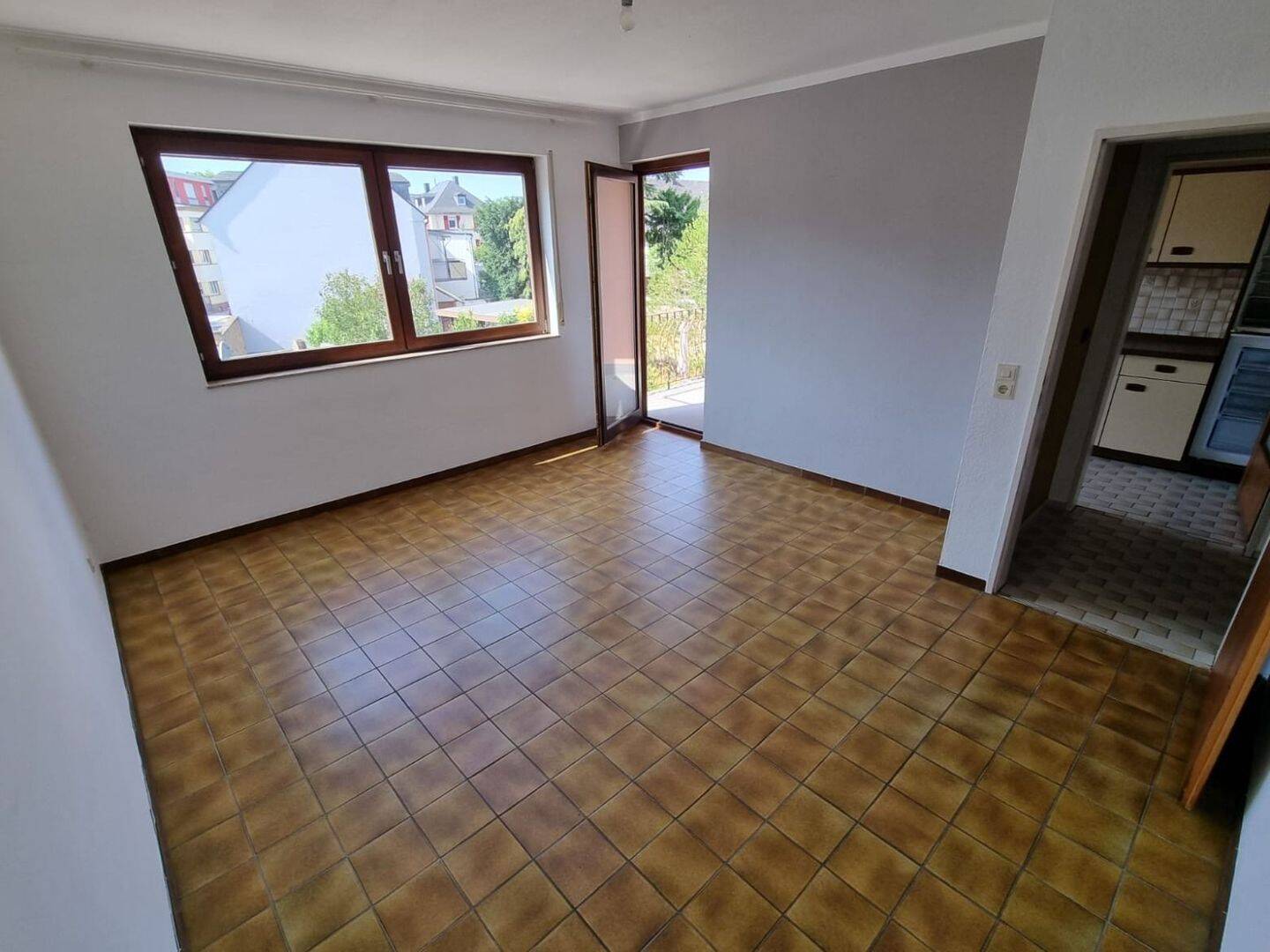 Citynah in Trier-Süd: Helle 2-Zimmer-Wohnung mit Balkon und eigenem Stellplatz in der Nikolausstraße, 54290 Trier (Innenstadt Trier-Süd)