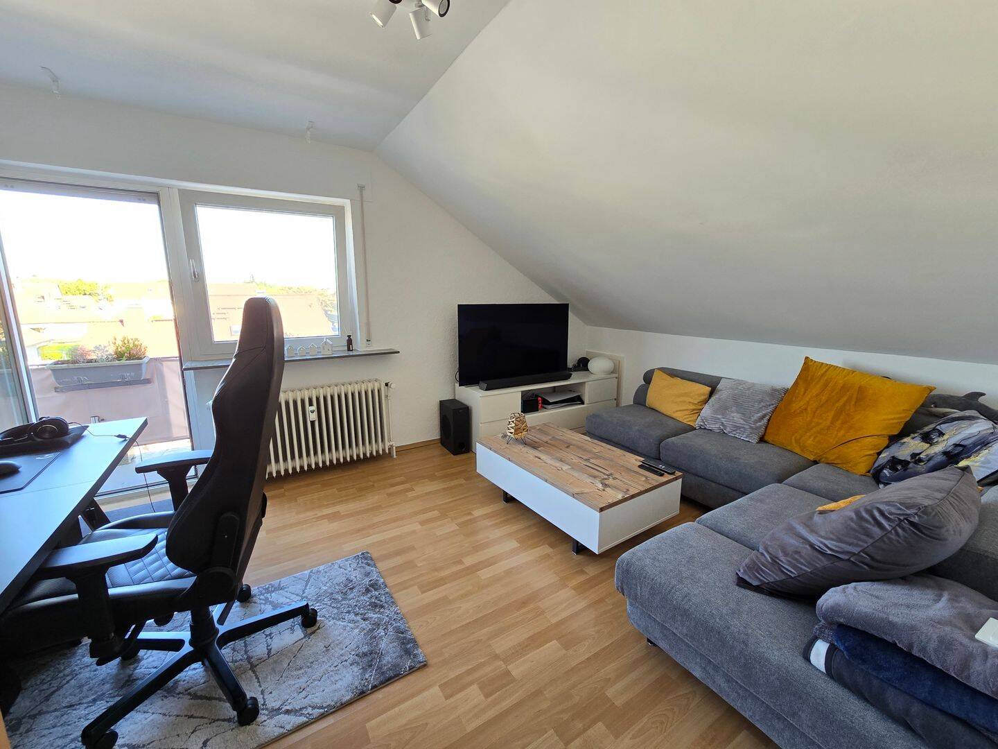 **VISTA Immobilien** Gemütliche Dachgeschoss-Wohnung mit modernem Wannenbad und Balkon, 64807 Dieburg