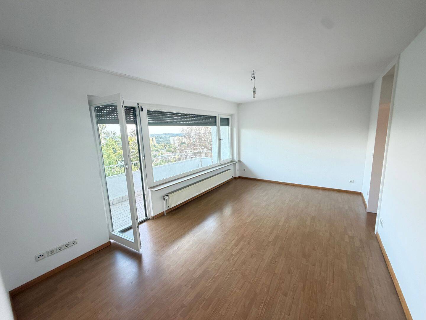 Renovierte 2,5-Zimmer-Wohnung mit Balkon und Weitblick in Saarbrücken-Eschberg, 66121 Saarbrücken