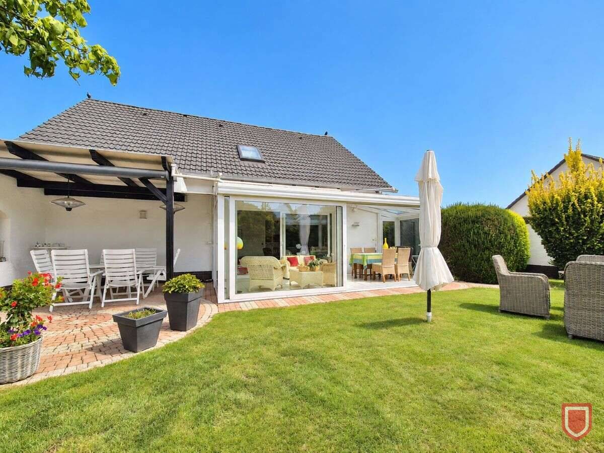Großzügiges Einfamilienhaus mit Wintergarten und blickgeschütztem Garten, 34246 Vellmar (Hof Mondschirm)