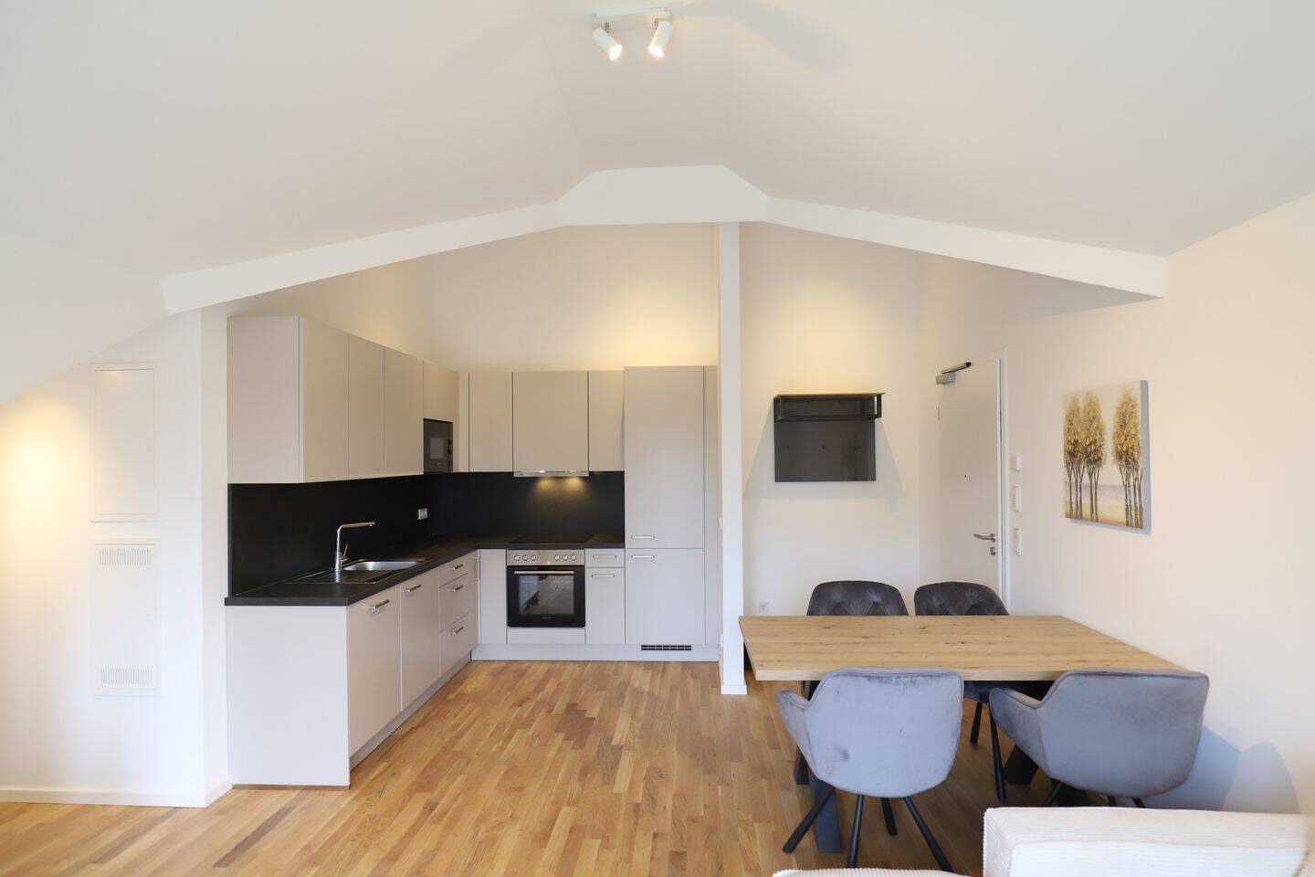 **VISTA Immobilien** Vollmöblierte Dachgeschoss-Wohnung mit Einbauküche, 64291 Darmstadt (Arheilgen Wixhausen)