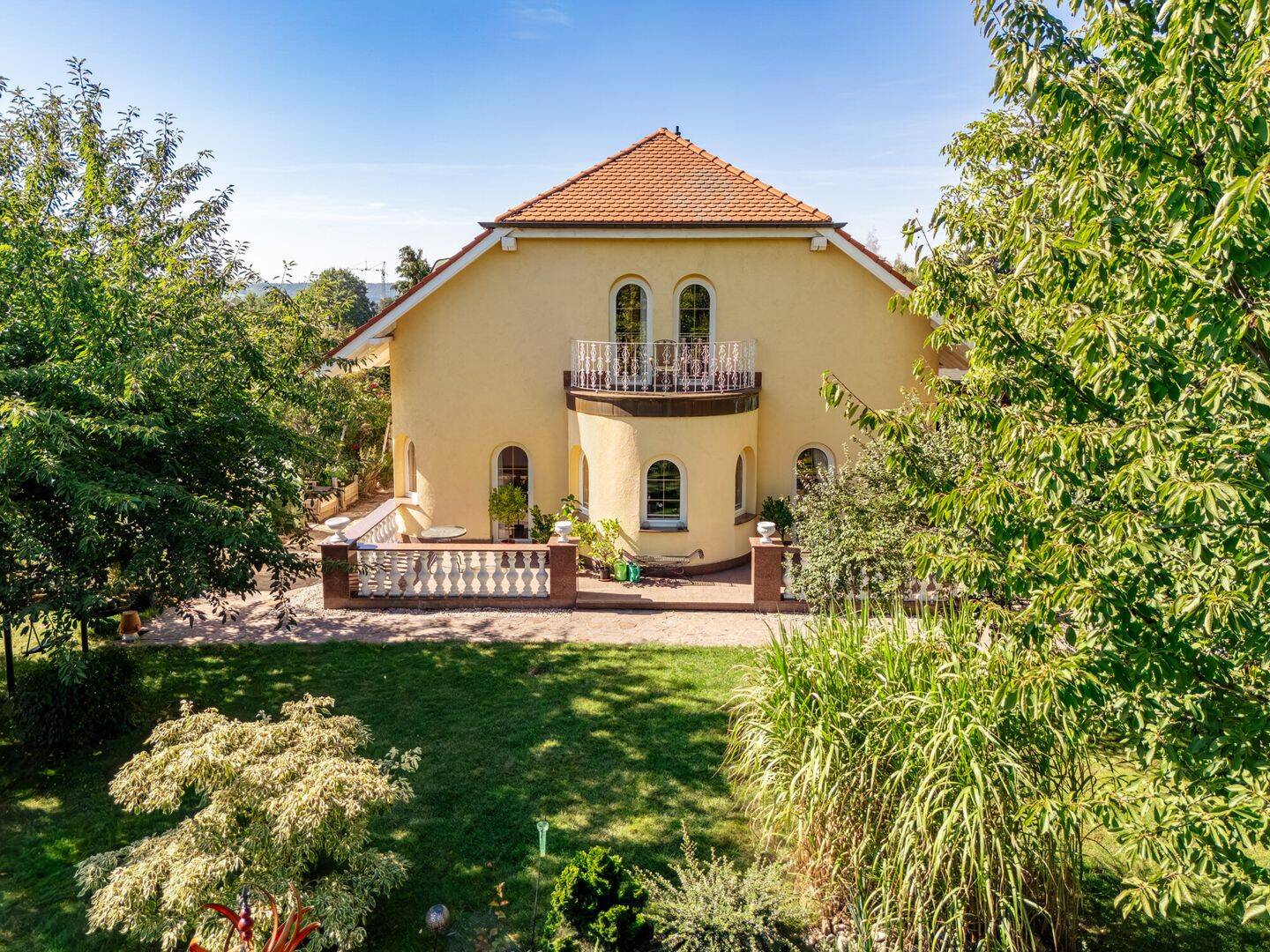 Stilvolles Einfamilienhaus mit beschaulichem Garten und Pool, 1689 Weinböhla
