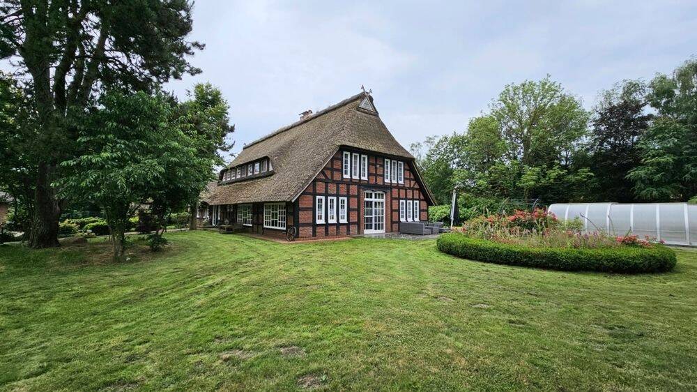 Idyllisch im Grünen gelegen, mit Reetdach: Stilvolle Landhausvilla mit besonderem Flair, 27211 Bassum
