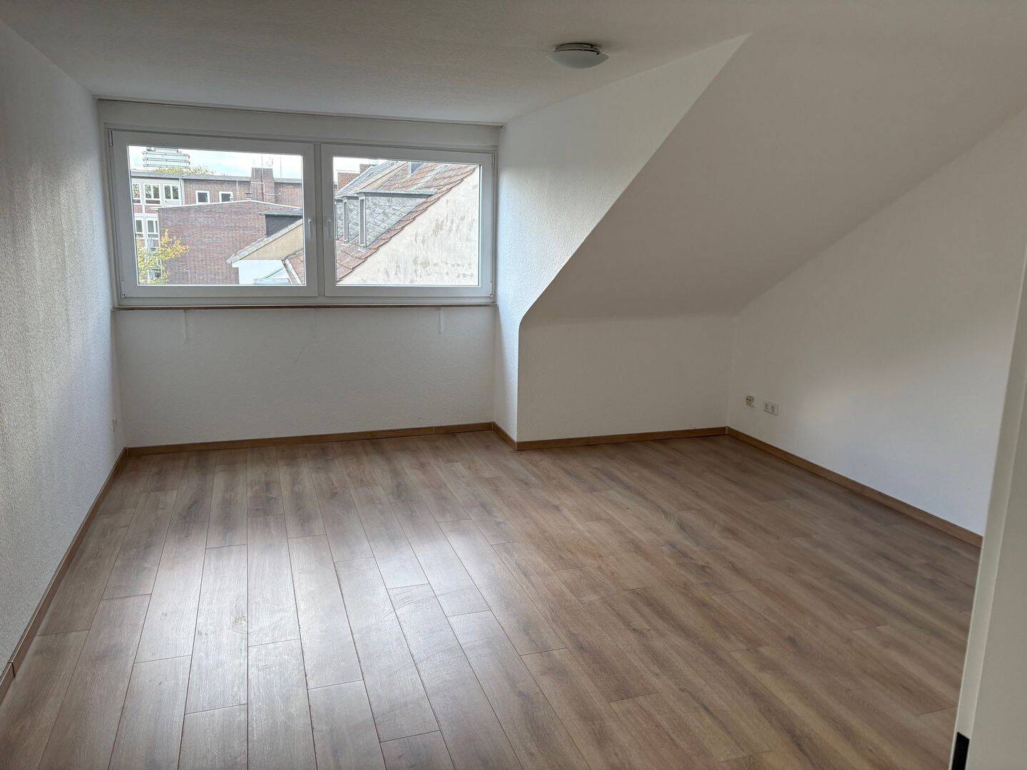Schöne 2 Zimmer im 4. Obergeschoss – renoviert, 47058 Duisburg (Altstadt Duissern)