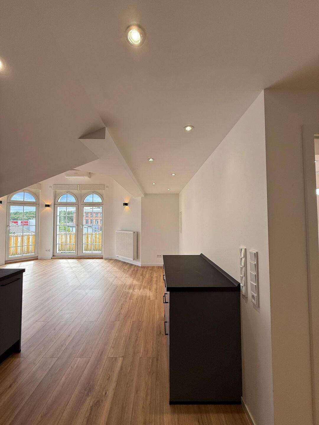 Moderne 2,5-Zimmer-Wohnung im Turm mit Balkon, Klimaanlage, neue Küche & TG-Stellplatz in Hanau – Teilmöbliert und 2025 frisch Saniert, 63456 Hanau (Klein-Auheim Steinheim)