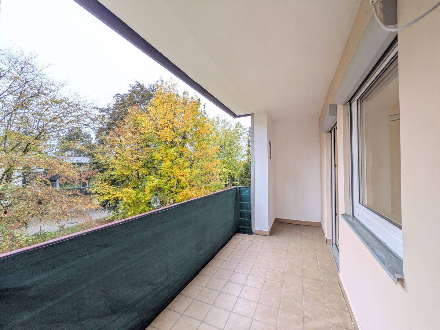Kernsaniert & provisionsfrei! Moderne 3-Zimmer-Wohnung mit Südloggia, Panoramafenster & Garage in Oberasbach, 90522 Oberasbach