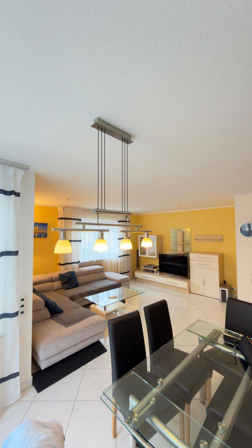 Voll möblierte 3-Zimmer-Wohnung in Hochheim am Main – 94 m² mit 2 Bädern, Terrasse, großem Garten & Carport, 65239 Hochheim am Main