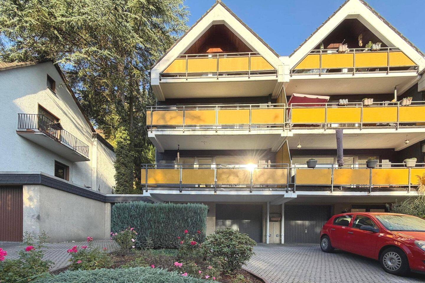 Einfamilienhaus mit besonderem Split-Level-Grundriss, drei Balkonen und zwei Garagen in Wetter-Wengern, 58300 Wetter (Ruhr)