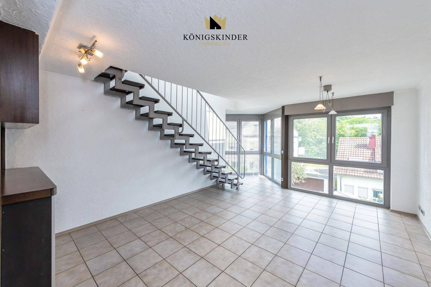 Über den Dingen wohnen: Sofort verfügbare Maisonette-Wohnung mit Dachloggia, Garage und Einbauküche, 70569 Stuttgart (Büsnau Kaltental Vaihingen)