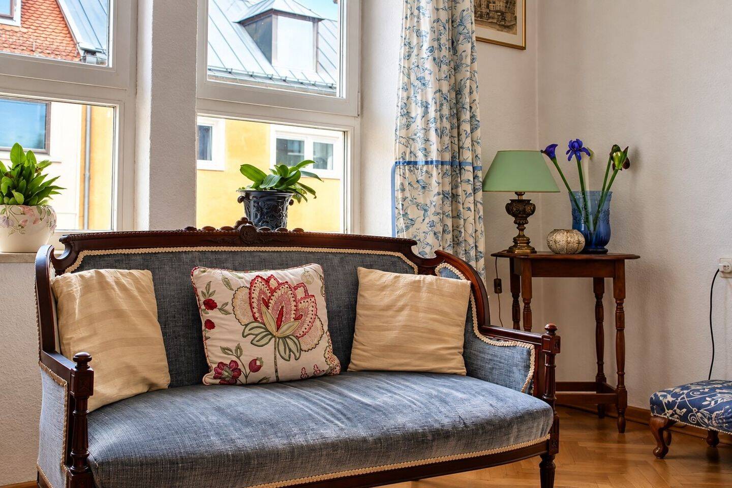 Am Gärtnerplatz: Ruhige 3-Zimmer-Altbauwohnung mit Aufzug und Südwestbalkon, 80469 München (Altstadt-Lehel Ludwigsvorstadt-Isarvorstadt)