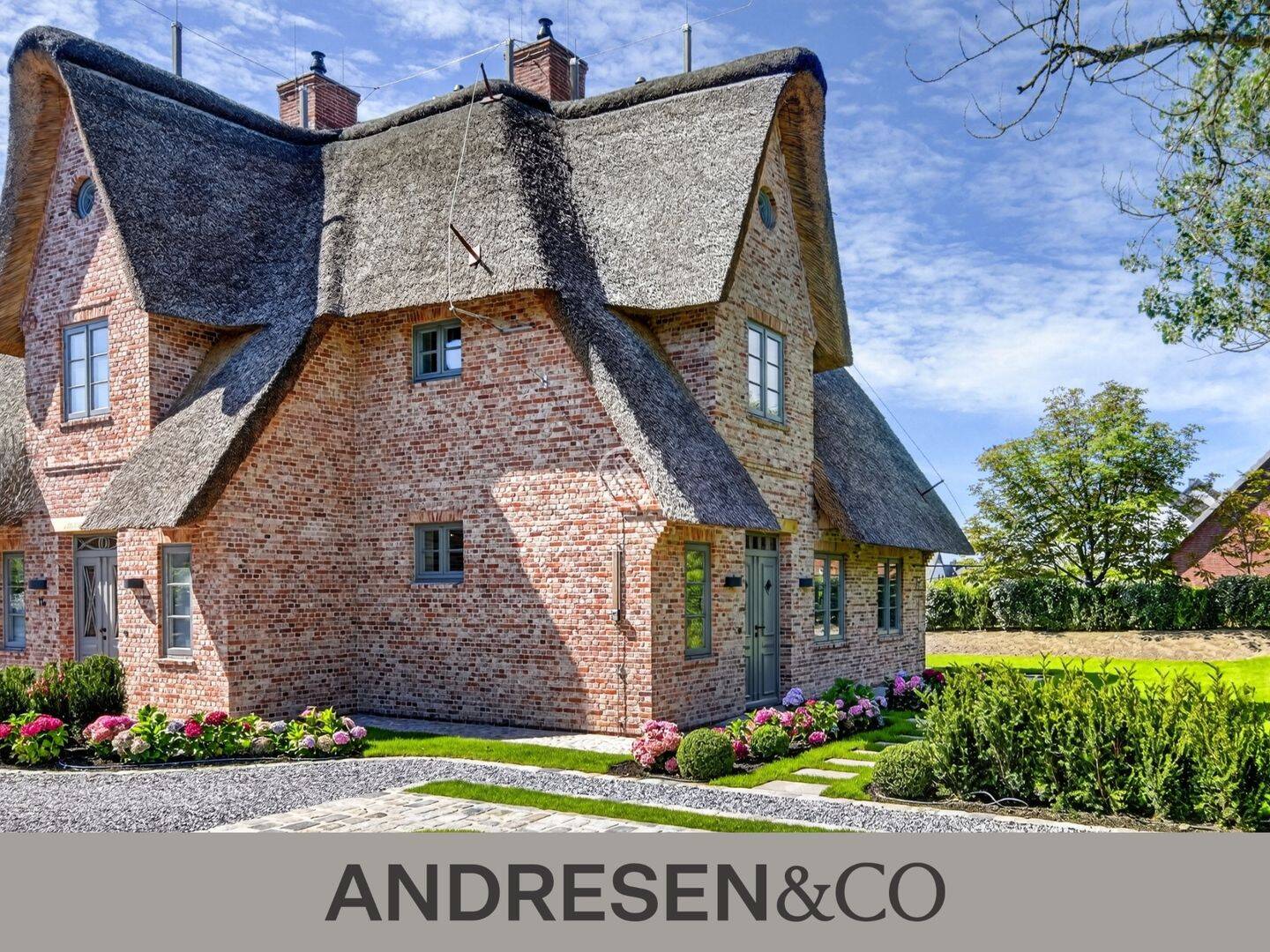 Moderner Friesenstil mit uneinsehbarem Garten – Neubau-Reethaushälfte in Wenningstedt, 25996 Wenningstedt-Braderup (Sylt)