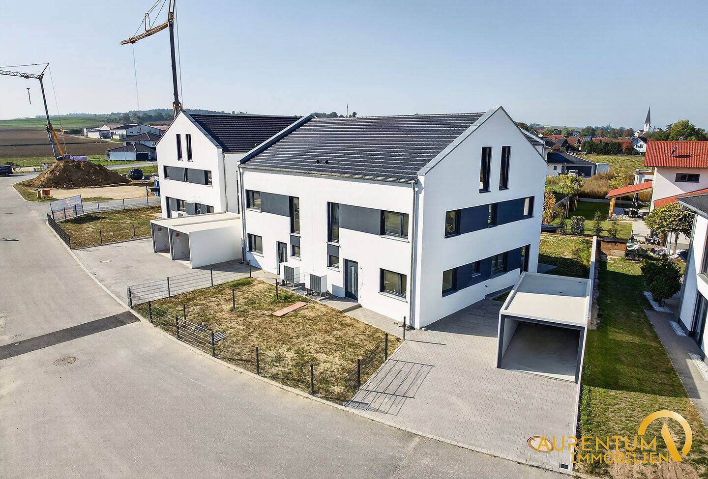 Sofort frei: Bezugsfertige Neubau-DHH in Mamming | 173 m², 6,5 Zimmer, A+, Garage, 94437 Mamming