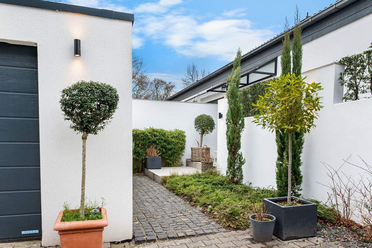 Haus-im-Haus-Charakter: Luxuriöse 3-Zimmer-Maisonette mit 650m² eigenem Grundstück in Top-Lage Neuss, 41468 Neuss
