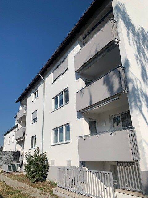 Modernisierte 3 Zimmer- Wohnung mit sonniger Loggia
und KFZ- Stellplatz …, 90765 Fürth