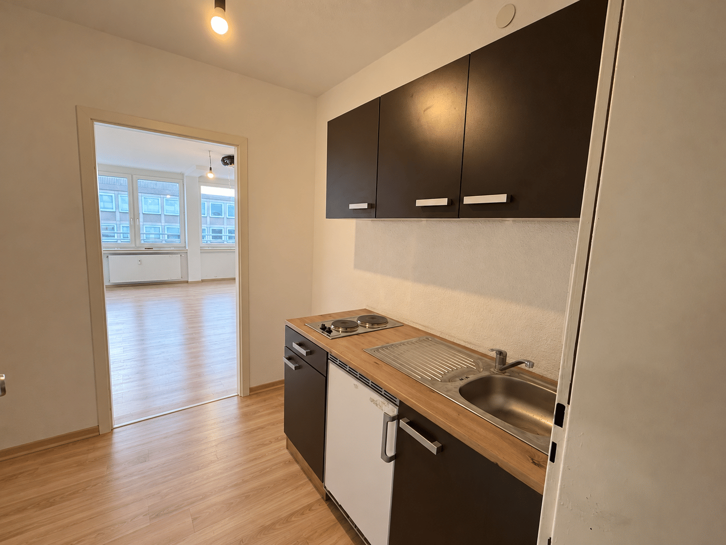 +++ GEMÜTLICHE, HELLE 1-ZIMMER-WOHNUNG MIT KÜCHE UND GUTER VERKEHRSANBINDUNG +++, 90478 Nürnberg (Dutzendteich Gleißhammer Glockenhof Sankt Peter Zerzabelshof)
